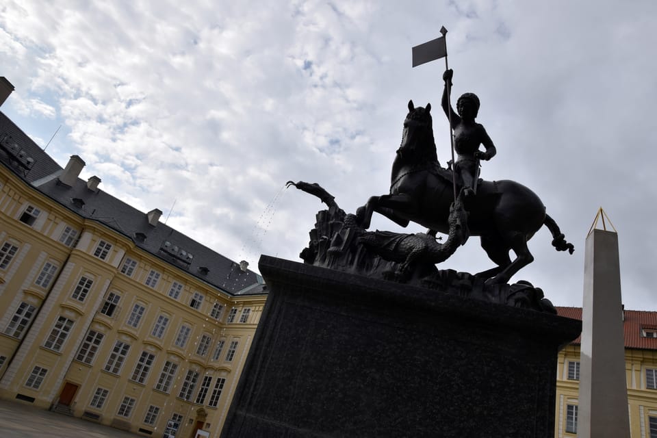 La statue de Saint-Georges date de 1373, mais c’est Plecnik qui l’a fait transformer en fontaine. | Photo: Barbora Němcová, Radio Prague Int. La statue de Saint-Georges date de 1373, mais c’est Plecnik qui l’a fait transformer en fontaine. | Photo: Barbora Němcová, Radio Prague Int.