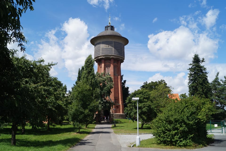 Le château d'eau Art nouveau de Vršovice à Michle, forme une unité architecturale géométrique impressionnante avec les bâtiments adjacents et les autres bâtiments de la partie inférieure du système à Braník. | Photo: Miloš Turek, Radio Prague Int. Le château d'eau Art nouveau de Vršovice à Michle, forme une unité architecturale géométrique impressionnante avec les bâtiments adjacents et les autres bâtiments de la partie inférieure du système à Braník. | Photo: Miloš Turek, Radio Prague Int.