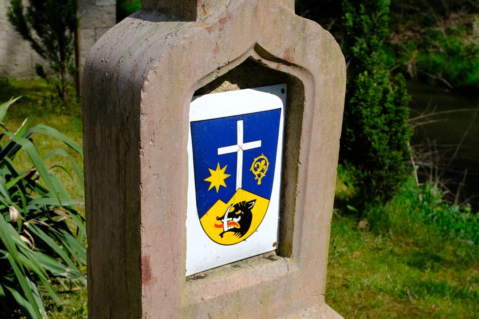Le blason de la commune de Svatý Jan pod Skalou | Photo: Štěpánka Budková, Radio Prague Int. Le blason de la commune de Svatý Jan pod Skalou | Photo: Štěpánka Budková, Radio Prague Int.