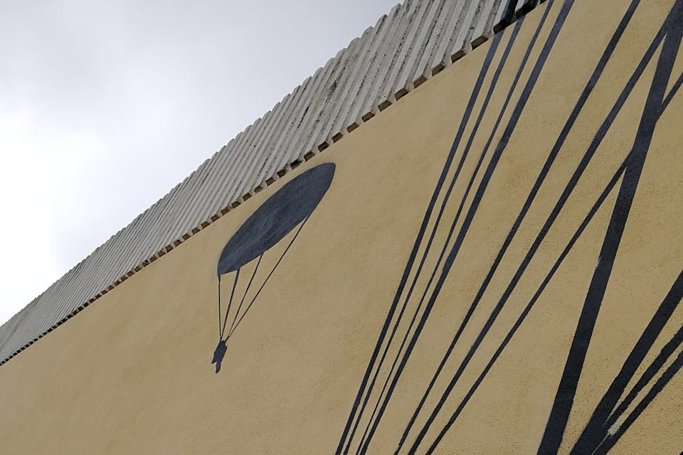 La grande peinture murale retraçant l'épopée de l'opération Anthropoid | Photo: Štěpánka Budková, Radio Prague Int. La grande peinture murale retraçant l'épopée de l'opération Anthropoid | Photo: Štěpánka Budková, Radio Prague Int.