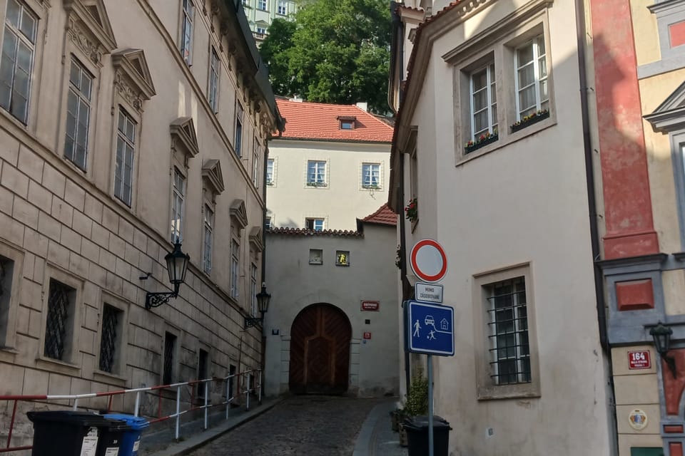 Rue Sněmovní au pied du Château | Photo: Lenka Žižková, Radio Prague Int. Rue Sněmovní au pied du Château | Photo: Lenka Žižková, Radio Prague Int.