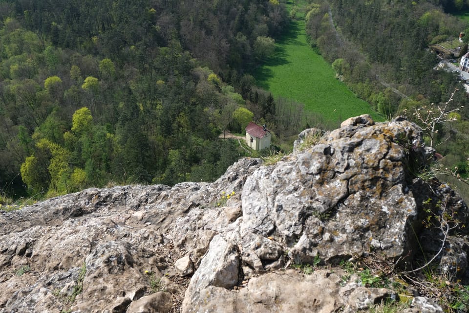 La chapelle de l’Exaltation de la Sainte-Croix depuis le sommet du rocher de Svatý Jan | Photo: Štěpánka Budková, Radio Prague Int. La chapelle de l’Exaltation de la Sainte-Croix depuis le sommet du rocher de Svatý Jan | Photo: Štěpánka Budková, Radio Prague Int.