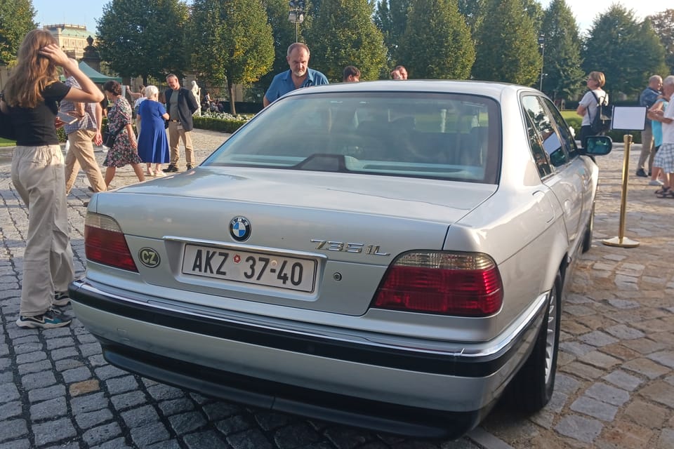 BMW 735, qui a servi le ministère de la Santé entre 2001 et 2012 | Photo: Lenka Žižková, Radio Prague Int. BMW 735, qui a servi le ministère de la Santé entre 2001 et 2012 | Photo: Lenka Žižková, Radio Prague Int.