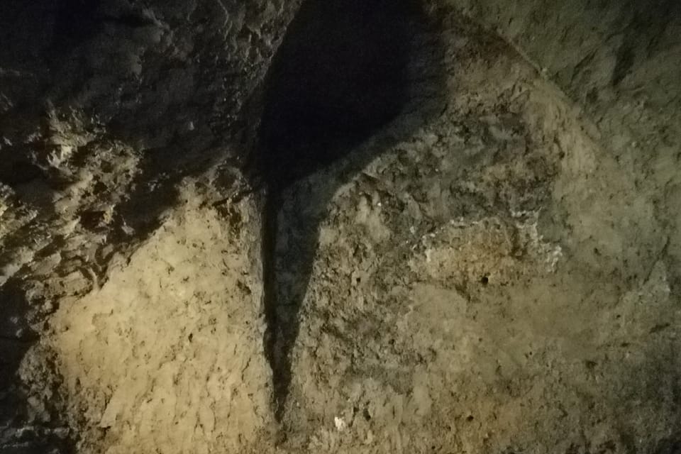 L'autel et l'ogive gothique dans la grotte de l'hermit Ivan | Photo: Štěpánka Budková, Radio Prague Int. L'autel et l'ogive gothique dans la grotte de l'hermit Ivan | Photo: Štěpánka Budková, Radio Prague Int.