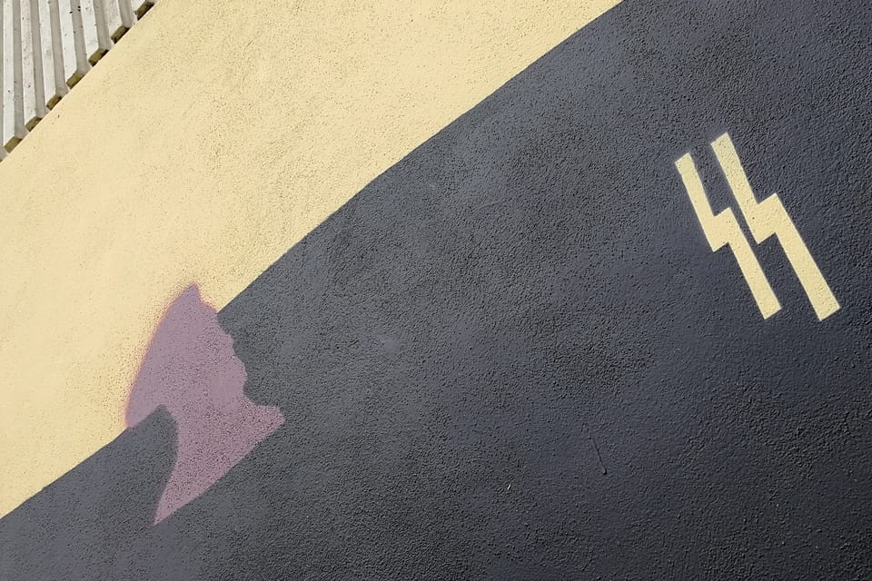 La grande peinture murale retraçant l'épopée de l'opération Anthropoid | Photo: Štěpánka Budková, Radio Prague Int. La grande peinture murale retraçant l'épopée de l'opération Anthropoid | Photo: Štěpánka Budková, Radio Prague Int.
