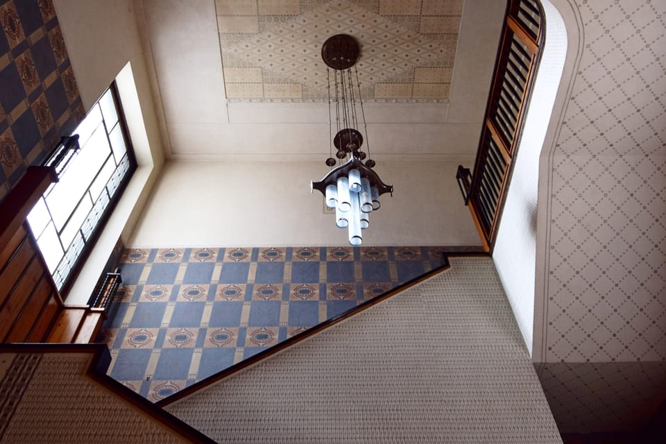 Rajouté en 1937, le quatrième étage n’est pas l’œuvre de l’architecte Kotěra, mais de Paval Janák. | Photo: Eliška Chocholová, ČRo Rajouté en 1937, le quatrième étage n’est pas l’œuvre de l’architecte Kotěra, mais de Paval Janák. | Photo: Eliška Chocholová, ČRo