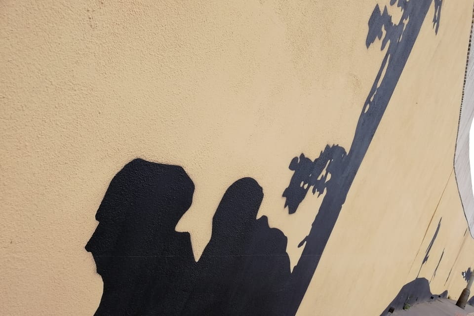 La grande peinture murale retraçant l'épopée de l'opération Anthropoid | Photo: Štěpánka Budková, Radio Prague Int. La grande peinture murale retraçant l'épopée de l'opération Anthropoid | Photo: Štěpánka Budková, Radio Prague Int.