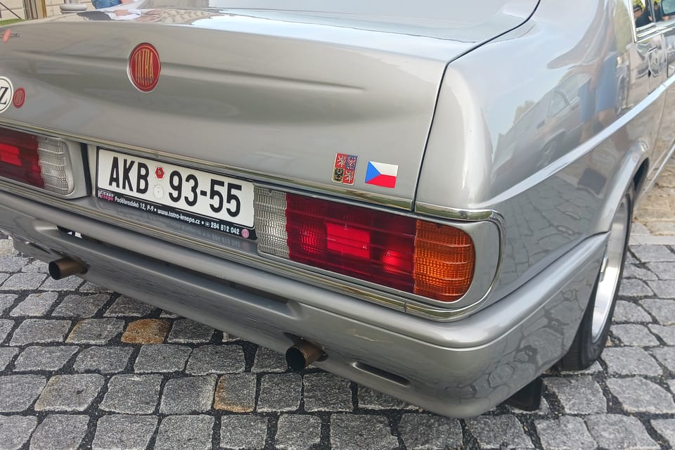 Tatra 700-2, la voiture préférée du Premier ministre Miloš Zeman (avec cendrier supplémentaire) | Photo: Lenka Žižková, Radio Prague Int. Tatra 700-2, la voiture préférée du Premier ministre Miloš Zeman (avec cendrier supplémentaire) | Photo: Lenka Žižková, Radio Prague Int.