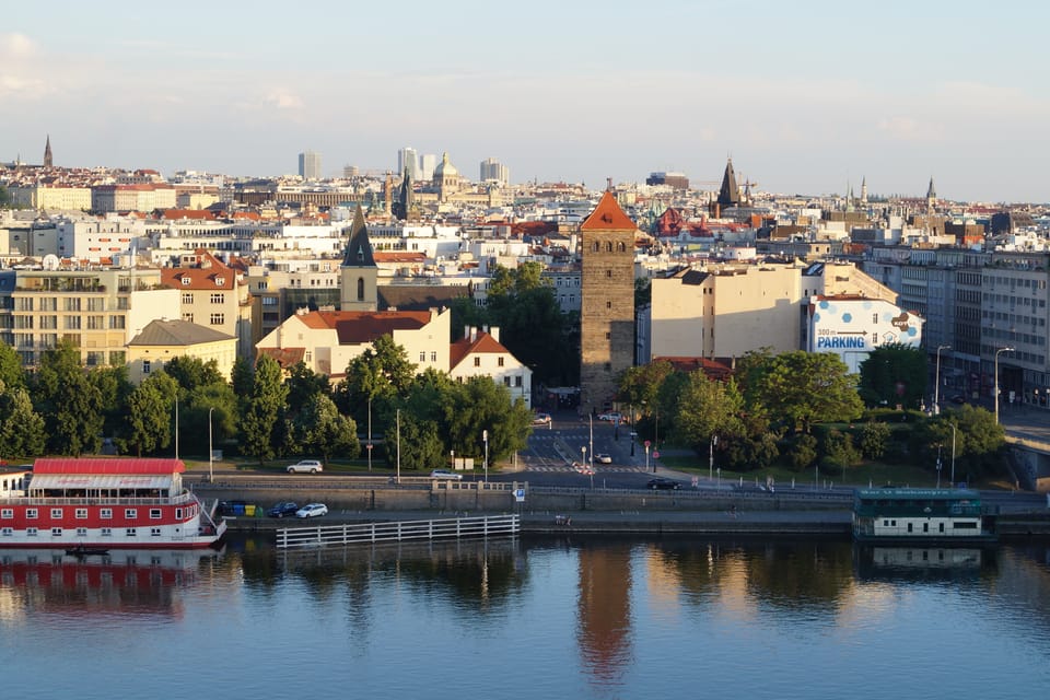 Le château d'eau Novomlýnská n'était pas seulement un réservoir d'eau, mais aussi une tour de guet et un lieu de divertissement. La sédimentation et la régulation de Vltava ont fait que la tour se trouve aujourd'hui à environ 100 m de la rivière. | Photo: Miloš Turek, Radio Prague Int. Le château d'eau Novomlýnská n'était pas seulement un réservoir d'eau, mais aussi une tour de guet et un lieu de divertissement. La sédimentation et la régulation de Vltava ont fait que la tour se trouve aujourd'hui à environ 100 m de la rivière. | Photo: Miloš Turek, Radio Prague Int.