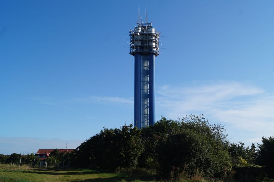 Le château d'eau de Děvín à Radlice n'a pas de réservoir. Les architectes Karel Hubáček et Zdeněk Patrman ont construit un dispositif pour amortir les chocs générés dans les tuyaux du réservoir d'eau de Jesenice. | Photo: Miloš Turek, Radio Prague Int. Le château d'eau de Děvín à Radlice n'a pas de réservoir. Les architectes Karel Hubáček et Zdeněk Patrman ont construit un dispositif pour amortir les chocs générés dans les tuyaux du réservoir d'eau de Jesenice. | Photo: Miloš Turek, Radio Prague Int.