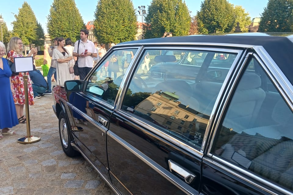 La voiture Tatra 613-S SPECIAL était utilisée par le chef des communistes, Miloš Jakeš. | Photo: Lenka Žižková, Radio Prague Int. La voiture Tatra 613-S SPECIAL était utilisée par le chef des communistes, Miloš Jakeš. | Photo: Lenka Žižková, Radio Prague Int.