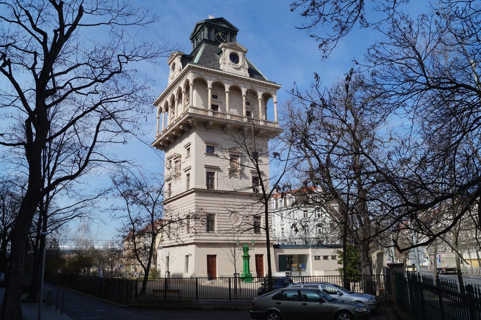 Le château d'eau de Letná a cessé de remplir sa fonction en 1913. L'écrivain Václav Čtvrtek a passé une partie de son enfance dans la tour et ses livres ont servi de base à un certain nombre de contes animés pour enfants. | Photo: Miloš Turek, Radio Prague Int. Le château d'eau de Letná a cessé de remplir sa fonction en 1913. L'écrivain Václav Čtvrtek a passé une partie de son enfance dans la tour et ses livres ont servi de base à un certain nombre de contes animés pour enfants. | Photo: Miloš Turek, Radio Prague Int.