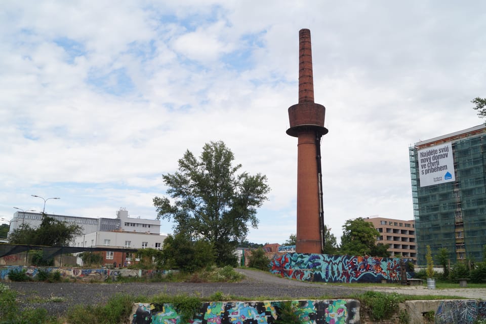 Le château d'eau à cheminée du complexe industriel de Praga est le dernier représentant de ce type de tour à Prague-Vysočany. Son eau était utilisée pour arroser le charbon dans l'entrepôt adjacent. En 2003, il a été déclaré monument culturel. | Photo: Miloš Turek, Radio Prague Int. Le château d'eau à cheminée du complexe industriel de Praga est le dernier représentant de ce type de tour à Prague-Vysočany. Son eau était utilisée pour arroser le charbon dans l'entrepôt adjacent. En 2003, il a été déclaré monument culturel. | Photo: Miloš Turek, Radio Prague Int.