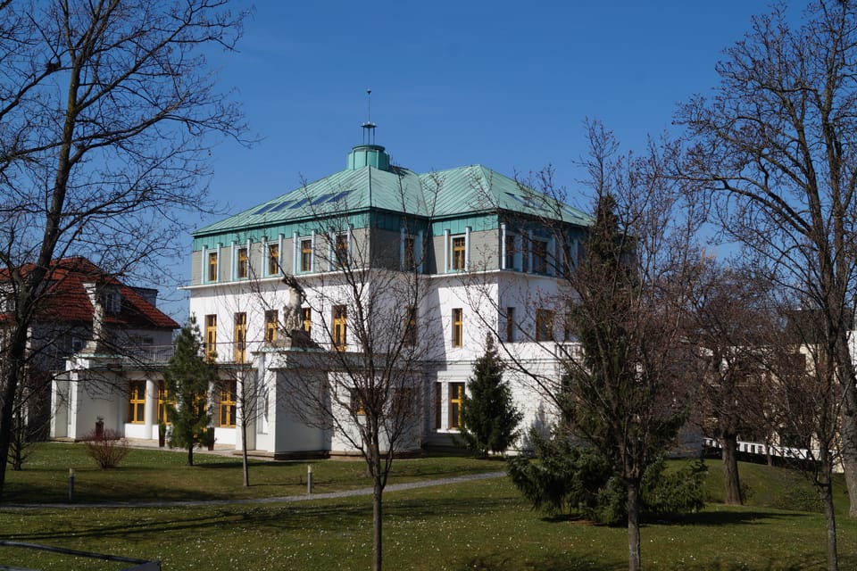 Vila Bianca. En 1910, Jan Kotěra a réalisé la reconstruction d’une ferme ancienne appartenant à la famille Bondy. À la fin des années 1950, le bâtiment a été adapté pour les besoins de l’ambassade de Chine. | Photo: Radio Prague Int. Vila Bianca. En 1910, Jan Kotěra a réalisé la reconstruction d’une ferme ancienne appartenant à la famille Bondy. À la fin des années 1950, le bâtiment a été adapté pour les besoins de l’ambassade de Chine. | Photo: Radio Prague Int.