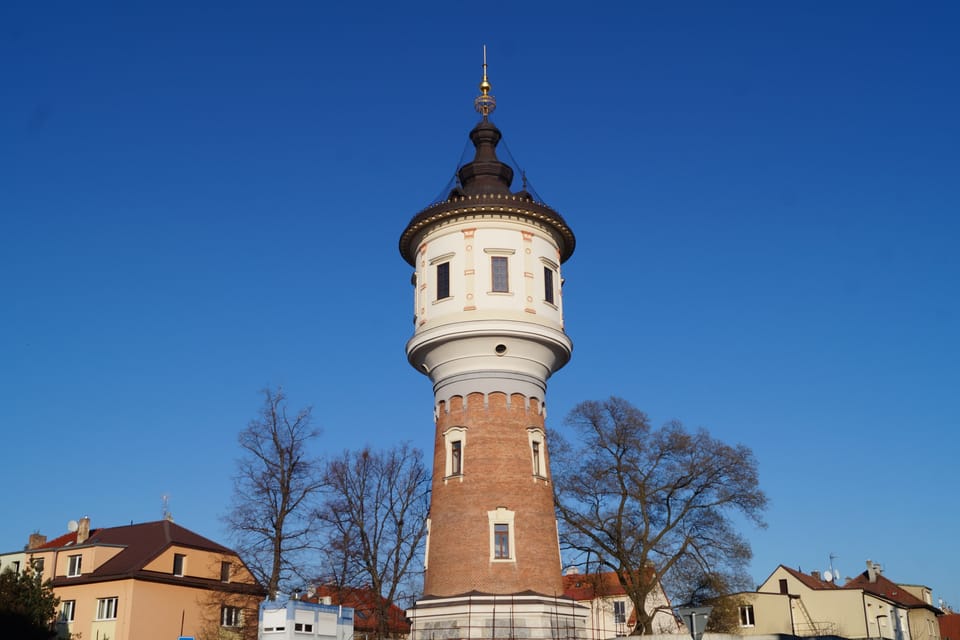 Construit en 1904, le château d'eau de Horní Libeň ressemble à un phare. Son réservoir, d'une profondeur de plus de 5 m, est utilisé pour la formation des plongeurs depuis la fin des années 1960. Aujourd'hui, la tour a été transformée en un appartement. | Photo: Miloš Turek, Radio Prague Int. Construit en 1904, le château d'eau de Horní Libeň ressemble à un phare. Son réservoir, d'une profondeur de plus de 5 m, est utilisé pour la formation des plongeurs depuis la fin des années 1960. Aujourd'hui, la tour a été transformée en un appartement. | Photo: Miloš Turek, Radio Prague Int.