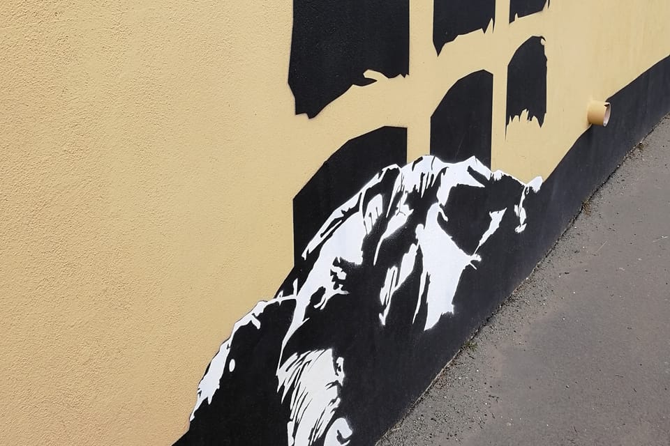 La grande peinture murale retraçant l'épopée de l'opération Anthropoid | Photo: Štěpánka Budková, Radio Prague Int. La grande peinture murale retraçant l'épopée de l'opération Anthropoid | Photo: Štěpánka Budková, Radio Prague Int.