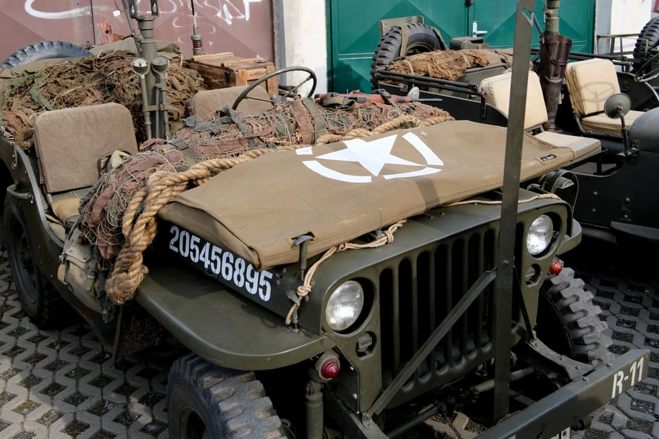 Véhicules militaires historiques | Photo: Bohumil Šimčík, Radio Prague Int. Véhicules militaires historiques | Photo: Bohumil Šimčík, Radio Prague Int.