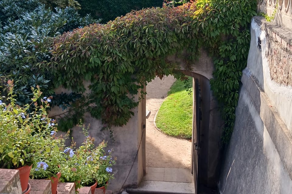 Le portail entre les jardins Kolowrat et Grand Pálffy | Photo: Lenka Žižková, Radio Prague Int. Le portail entre les jardins Kolowrat et Grand Pálffy | Photo: Lenka Žižková, Radio Prague Int.