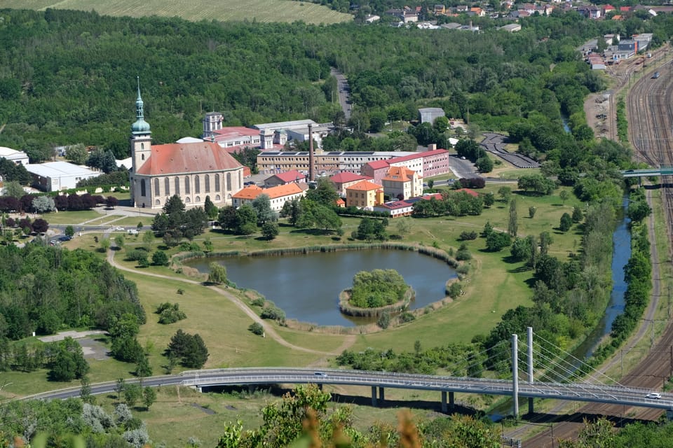 Vue sur l'église de l'Assomption de la Vierge Marie depuis la colline de Hněvín | Photo: Bohumil Šimčík,  Radio Prague Int.