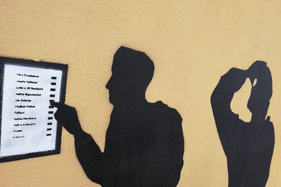 La grande peinture murale retraçant l'épopée de l'opération Anthropoid | Photo: Štěpánka Budková, Radio Prague Int. La grande peinture murale retraçant l'épopée de l'opération Anthropoid | Photo: Štěpánka Budková, Radio Prague Int.