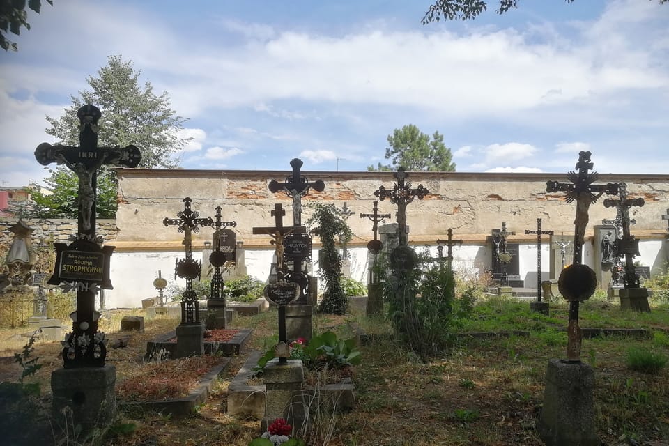 Des croix en fonte dans le cimetière de l'église Saint-Michael | Photo: Štěpánka Budková,  Radio Prague Int.