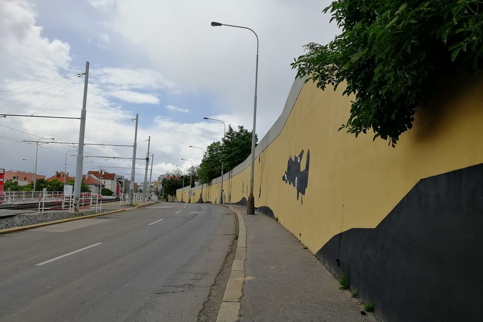 La grande peinture murale retraçant l'épopée de l'opération Anthropoid | Photo: Štěpánka Budková, Radio Prague Int. La grande peinture murale retraçant l'épopée de l'opération Anthropoid | Photo: Štěpánka Budková, Radio Prague Int.