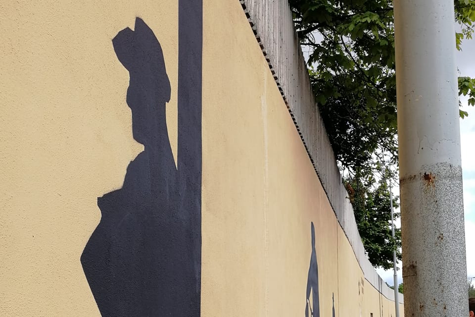La grande peinture murale retraçant l'épopée de l'opération Anthropoid | Photo: Štěpánka Budková, Radio Prague Int. La grande peinture murale retraçant l'épopée de l'opération Anthropoid | Photo: Štěpánka Budková, Radio Prague Int.