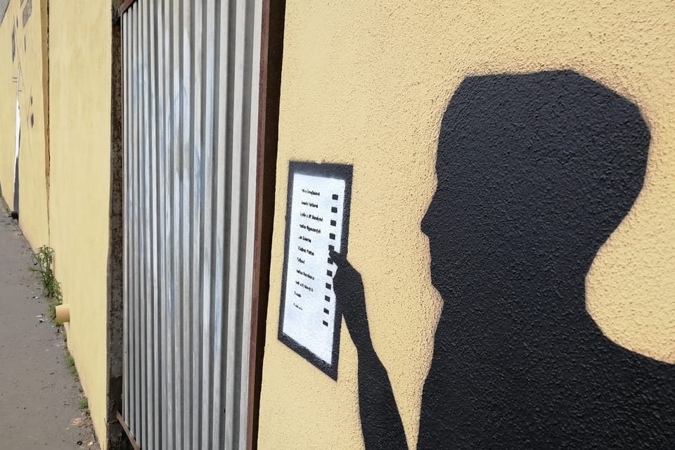 La grande peinture murale retraçant l'épopée de l'opération Anthropoid | Photo: Štěpánka Budková, Radio Prague Int. La grande peinture murale retraçant l'épopée de l'opération Anthropoid | Photo: Štěpánka Budková, Radio Prague Int.