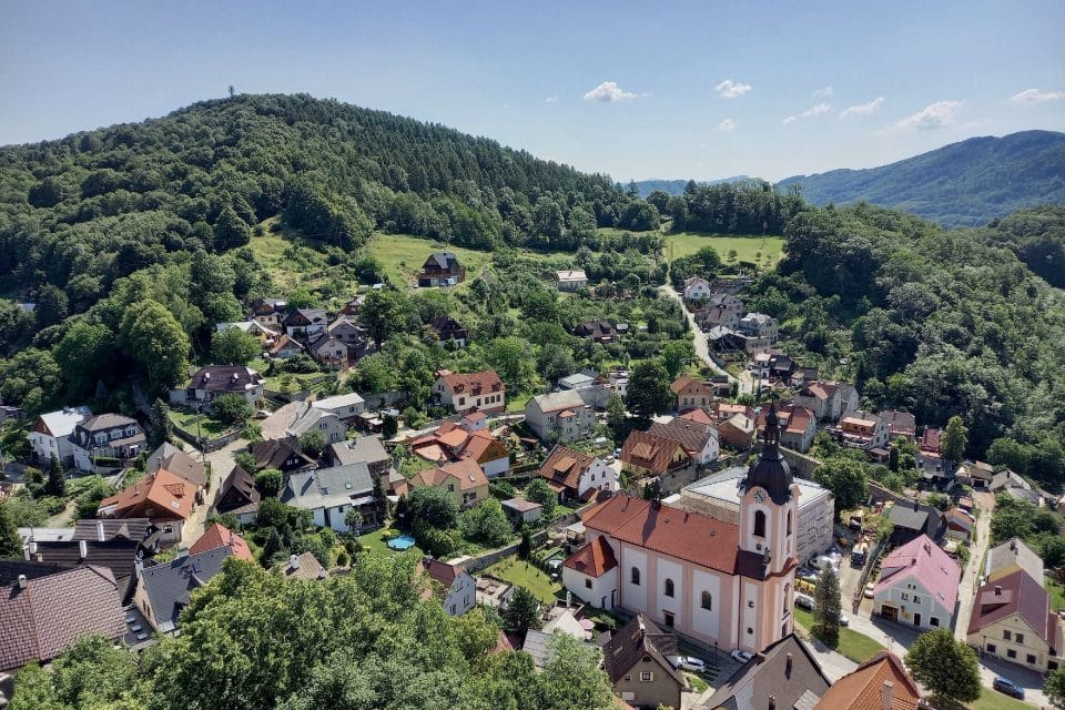 La ville de Štramberk et le mont Bílá hora | Photo: Petra Štrymplová, Radio Prague Int. La ville de Štramberk et le mont Bílá hora | Photo: Petra Štrymplová, Radio Prague Int.