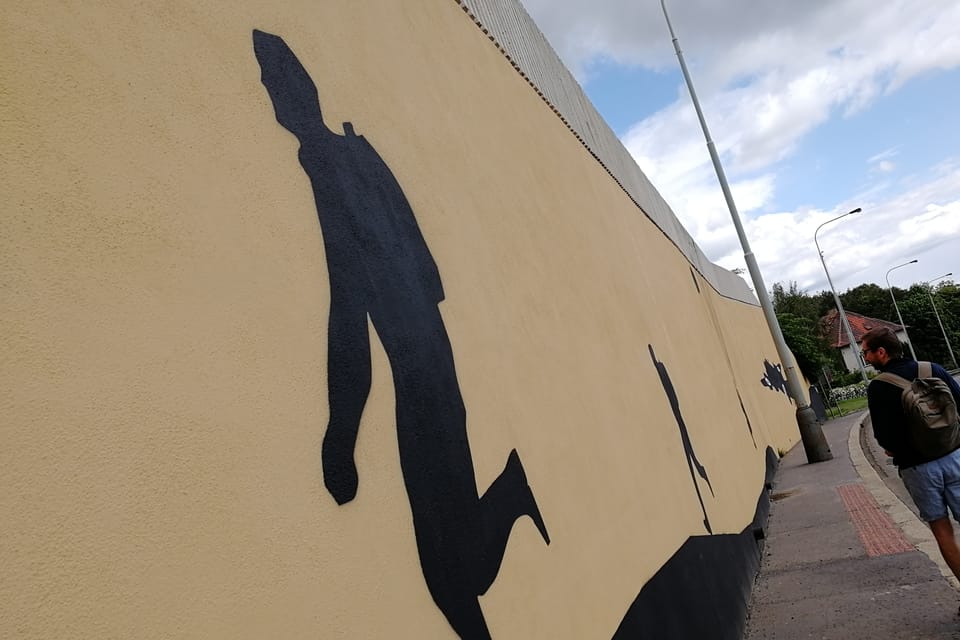 La grande peinture murale retraçant l'épopée de l'opération Anthropoid | Photo: Štěpánka Budková, Radio Prague Int. La grande peinture murale retraçant l'épopée de l'opération Anthropoid | Photo: Štěpánka Budková, Radio Prague Int.