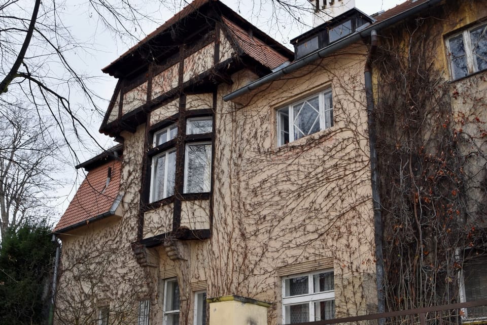 Pensée pour le sculpteur Stanislav Sucharda, la villa familiale est de style Art nouveau précoce, avec une façade richement décorée. | Photo: Barbora Němcová, Radio Prague Int. Pensée pour le sculpteur Stanislav Sucharda, la villa familiale est de style Art nouveau précoce, avec une façade richement décorée. | Photo: Barbora Němcová, Radio Prague Int.