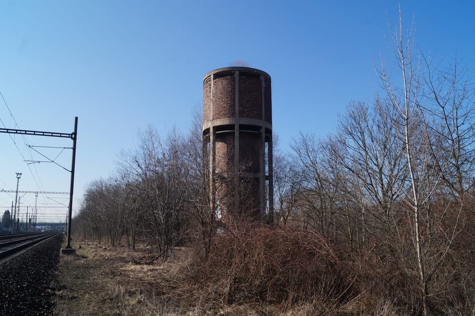 Le réservoir ferroviaire de Běchovice a été construit avant la Seconde Guerre mondiale pour alimenter en eau la gare voisine. | Photo: Miloš Turek, Radio Prague Int. Le réservoir ferroviaire de Běchovice a été construit avant la Seconde Guerre mondiale pour alimenter en eau la gare voisine. | Photo: Miloš Turek, Radio Prague Int.