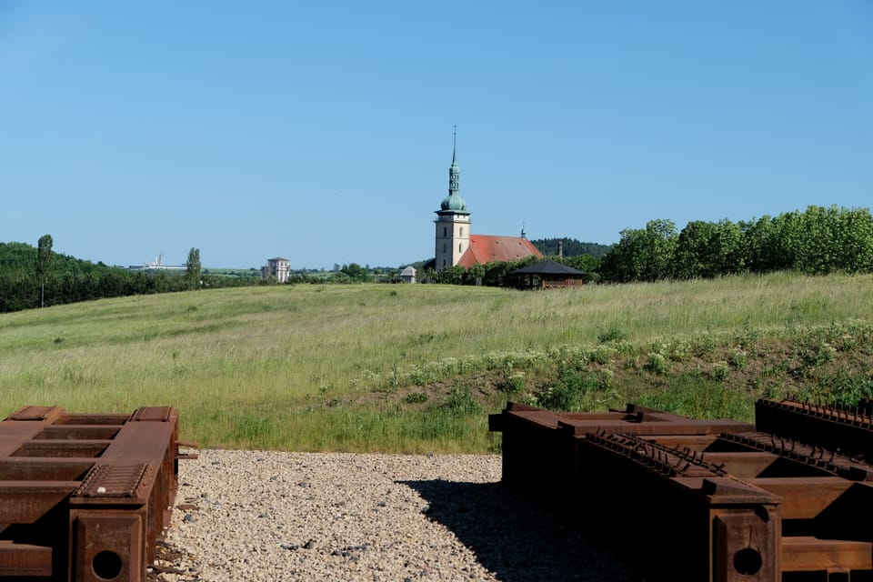 Éléments de la structure servant au déplacement de l'église,  avec celle-ci en arrière-plan à son nouvel emplacement | Photo: Bohumil Šimčík,  Radio Prague Int.