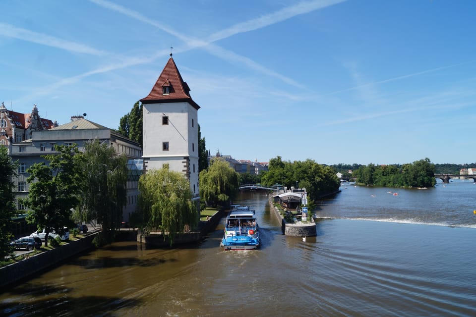 Le château d'eau de Malá Strana se trouve sur la plus petite île de Prague. Une troupe de scouts dirigée par l'écrivain Jaroslav Foglar avait son club à l'intérieur avant et juste après la Seconde Guerre mondiale. | Photo: Miloš Turek, Radio Prague Int. Le château d'eau de Malá Strana se trouve sur la plus petite île de Prague. Une troupe de scouts dirigée par l'écrivain Jaroslav Foglar avait son club à l'intérieur avant et juste après la Seconde Guerre mondiale. | Photo: Miloš Turek, Radio Prague Int.