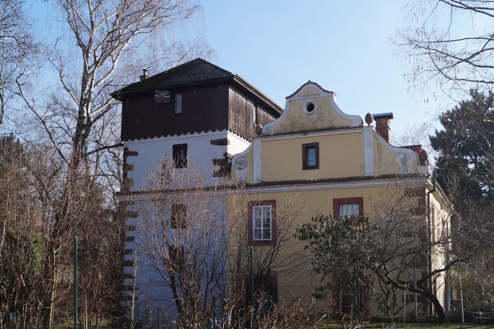 À côté du plus ancien monument d'Uhříněves, le moulin à eau situé sur la berge du ruisseau Říčanský, se trouve une tour qui aurait retenu l'eau dès le XVIe siècle. On l'appelle aussi le moulin des Templiers. | Photo: Miloš Turek, Radio Prague Int. À côté du plus ancien monument d'Uhříněves, le moulin à eau situé sur la berge du ruisseau Říčanský, se trouve une tour qui aurait retenu l'eau dès le XVIe siècle. On l'appelle aussi le moulin des Templiers. | Photo: Miloš Turek, Radio Prague Int.
