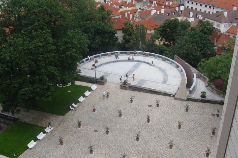 Le belvédère du Jardin sur les remparts permet d’apprécier la vue sur Malá Strana et la Vieille-Ville. | Photo: Zdeněk Lukeš, ČRo Le belvédère du Jardin sur les remparts permet d’apprécier la vue sur Malá Strana et la Vieille-Ville. | Photo: Zdeněk Lukeš, ČRo