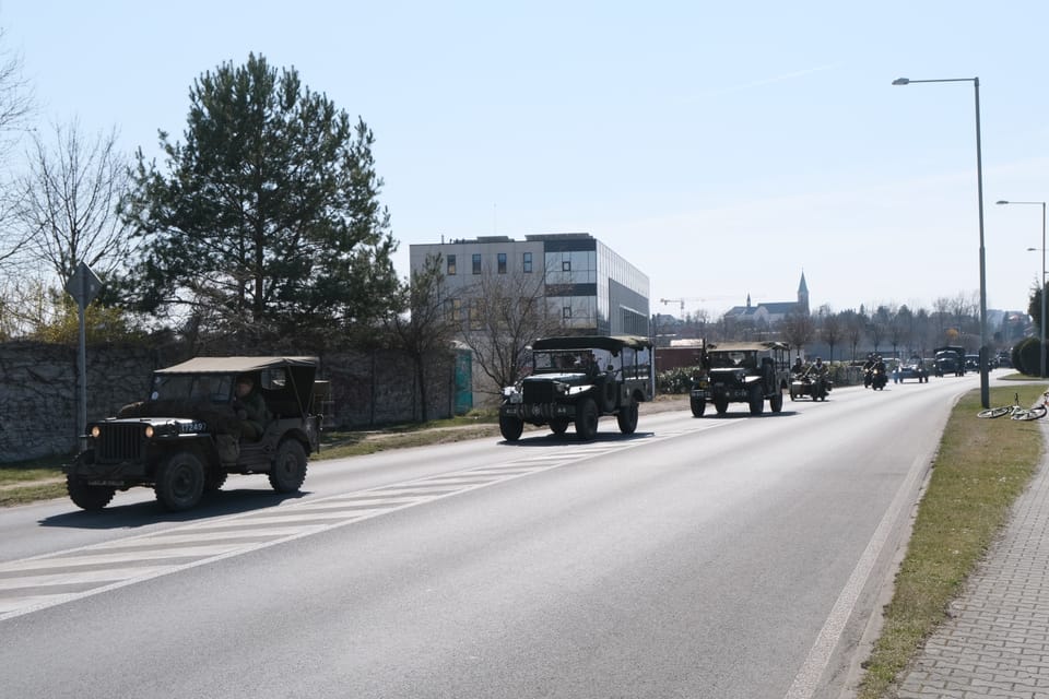 Convoi de véhicules militaires historiques à l'occasion du 80e anniversaire de la libération et commémoration des raids aériens sur Prague en 1945 | Photo: Bohumil Šimčík, Radio Prague Int. Convoi de véhicules militaires historiques à l'occasion du 80e anniversaire de la libération et commémoration des raids aériens sur Prague en 1945 | Photo: Bohumil Šimčík, Radio Prague Int.