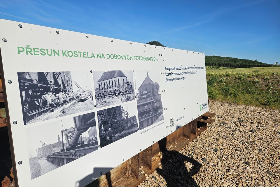 Le panneau d'information sur le déplacement unique de l'église de l'Assomption de la Vierge Marie | Photo: Štěpánka Budková,  Radio Prague Int.