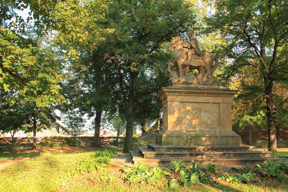 Cette statue équestre du prince Venceslas,  réalisée entre 1678 et 1680,  se trouve dans les jardins  Štulc dans le quartier de Vyšehrad | Photo: Barbora Němcová,  Radio Prague Int.