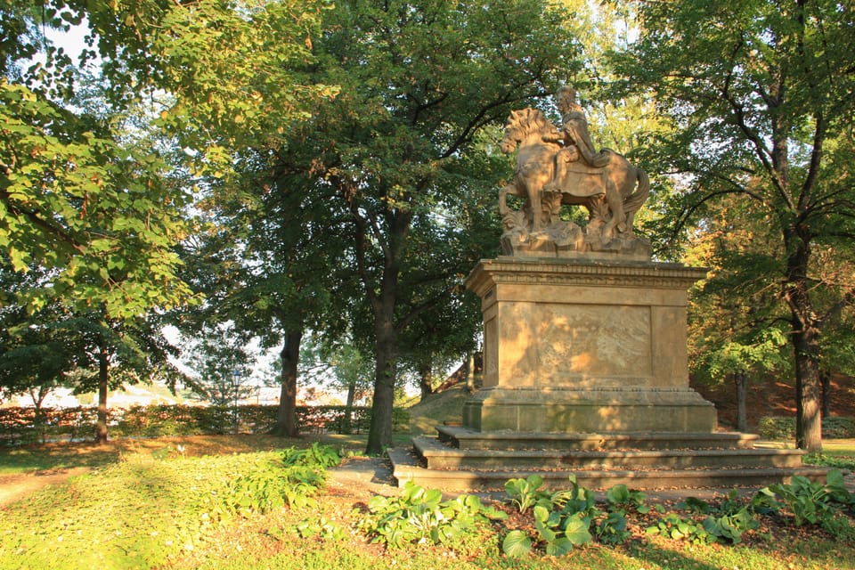 Cette statue équestre du prince Venceslas, réalisée entre 1678 et 1680, se trouve dans les jardins Štulc dans le quartier de Vyšehrad | Photo: Barbora Němcová, Radio Prague Int. Cette statue équestre du prince Venceslas, réalisée entre 1678 et 1680, se trouve dans les jardins Štulc dans le quartier de Vyšehrad | Photo: Barbora Němcová, Radio Prague Int.