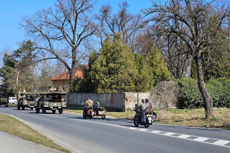 Convoi de véhicules militaires historiques à l'occasion du 80e anniversaire de la libération et commémoration des raids aériens sur Prague en 1945 | Photo: Štěpánka Budková, Radio Prague Int. Convoi de véhicules militaires historiques à l'occasion du 80e anniversaire de la libération et commémoration des raids aériens sur Prague en 1945 | Photo: Štěpánka Budková, Radio Prague Int.