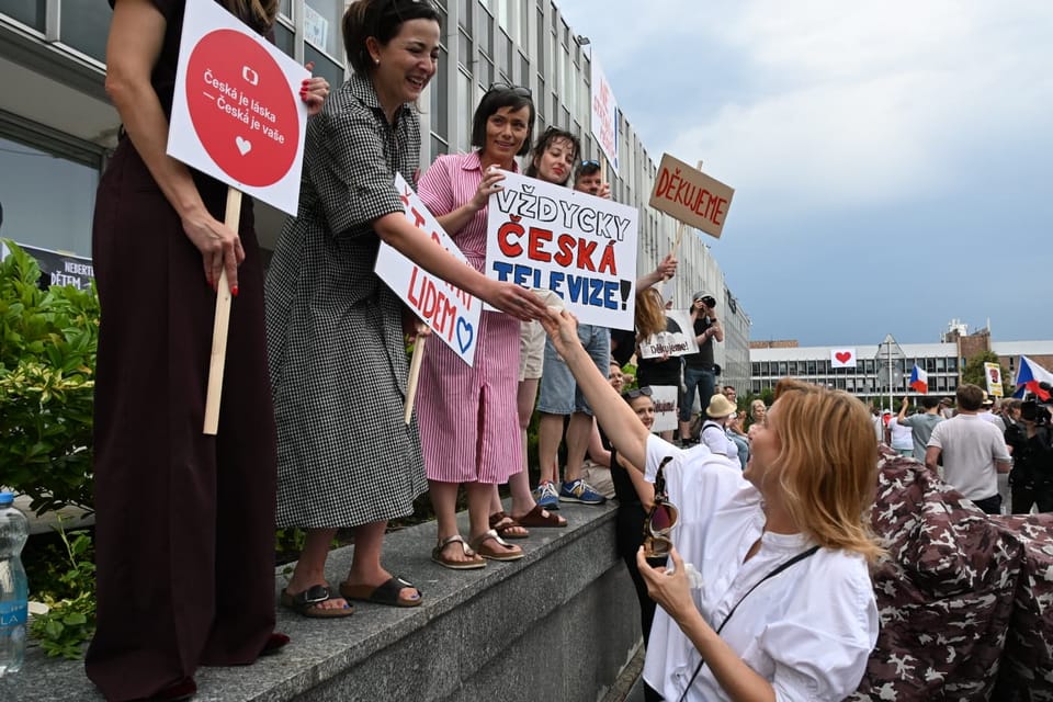 Des gens sont venus manifester leur soutien à la Télévision tchèque à Kavčí hory | Photo: Petr Bušta, ČRo Des gens sont venus manifester leur soutien à la Télévision tchèque à Kavčí hory | Photo: Petr Bušta, ČRo