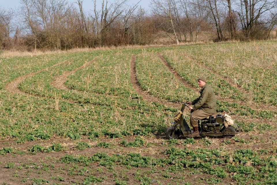 Véhicules militaires historiques | Photo: Bohumil Šimčík, Radio Prague Int. Véhicules militaires historiques | Photo: Bohumil Šimčík, Radio Prague Int.