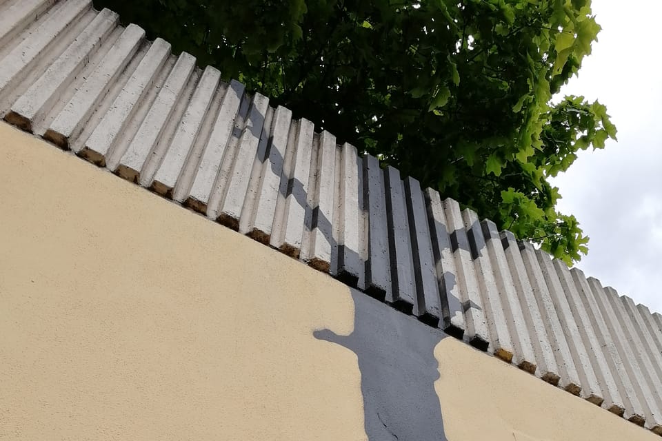 La grande peinture murale retraçant l'épopée de l'opération Anthropoid | Photo: Štěpánka Budková, Radio Prague Int. La grande peinture murale retraçant l'épopée de l'opération Anthropoid | Photo: Štěpánka Budková, Radio Prague Int.