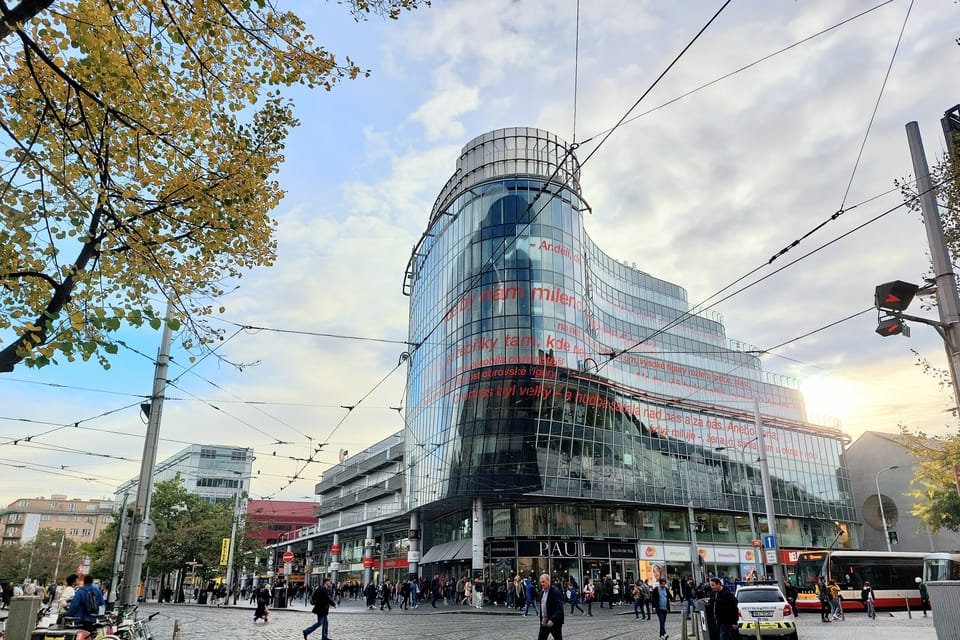 L’édifice ‘Zlatý Anděl’  (ange doré) à Prague - Smíchov | Photo: Paul-Henri Perrain,  Radio Prague Int.