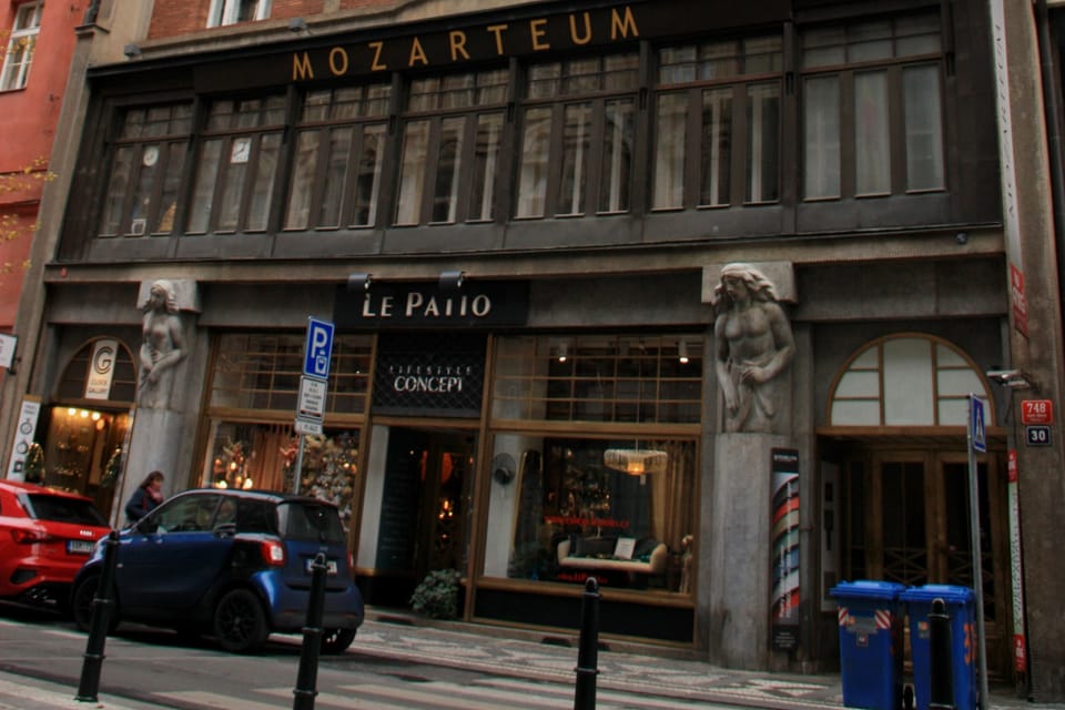 Mozarteum. Conçu pour l’éditeur de musique Mojmír Urbánek, cet immeuble présente une façade divisée en trois zones verticales qui diminuent progressivement en largeur à chaque étage. | Photo: Barbora Němcová, Radio Prague Int. Mozarteum. Conçu pour l’éditeur de musique Mojmír Urbánek, cet immeuble présente une façade divisée en trois zones verticales qui diminuent progressivement en largeur à chaque étage. | Photo: Barbora Němcová, Radio Prague Int.
