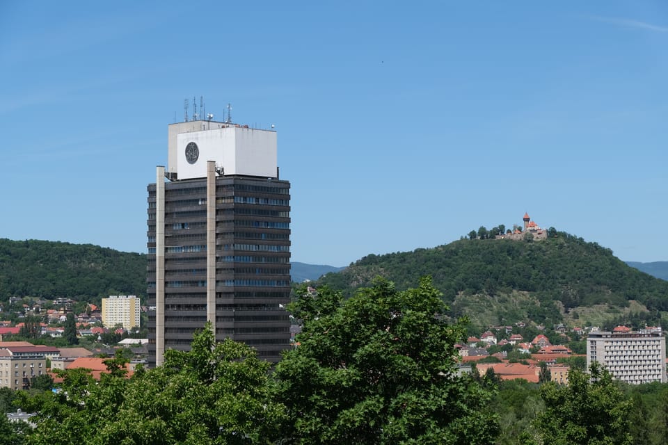 Le bâtiment de la SHD Komes, avec le château de Hněvín en arrière-plan | Photo: Bohumil Šimčík, Radio Prague Int. Le bâtiment de la SHD Komes, avec le château de Hněvín en arrière-plan | Photo: Bohumil Šimčík, Radio Prague Int.