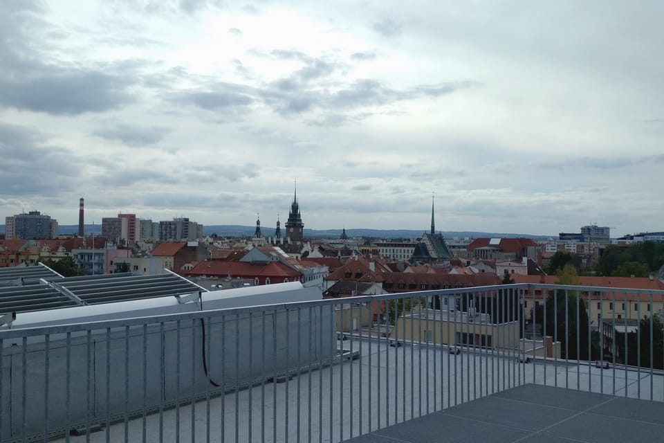 Vue sur la ville depuis la terrasse de la galerie | Photo: Anaïs Raimbault,  Radio Prague Int.