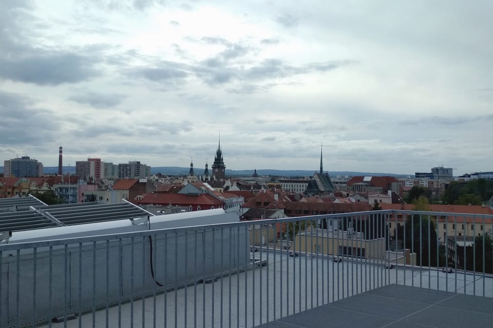 Vue sur la ville depuis la terrasse de la galerie | Photo: Anaïs Raimbault, Radio Prague Int. Vue sur la ville depuis la terrasse de la galerie | Photo: Anaïs Raimbault, Radio Prague Int.