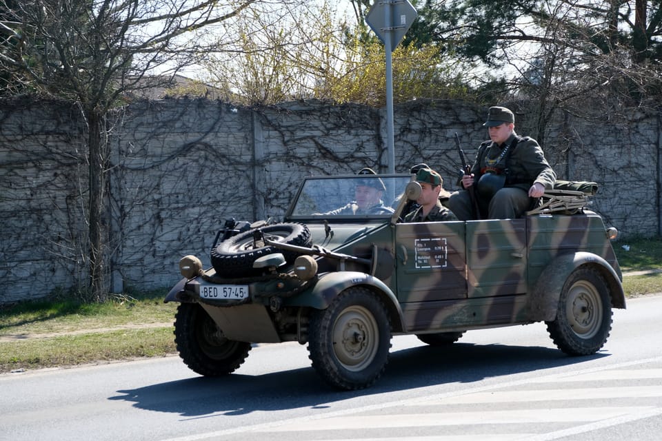 Convoi de véhicules militaires historiques à l'occasion du 80e anniversaire de la libération et commémoration des raids aériens sur Prague en 1945 | Photo: Bohumil Šimčík, Radio Prague Int. Convoi de véhicules militaires historiques à l'occasion du 80e anniversaire de la libération et commémoration des raids aériens sur Prague en 1945 | Photo: Bohumil Šimčík, Radio Prague Int.